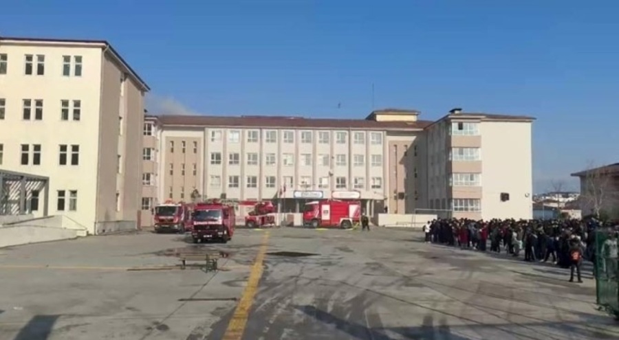Ortaokulda yangın: Öğrenciler tahliye edildi