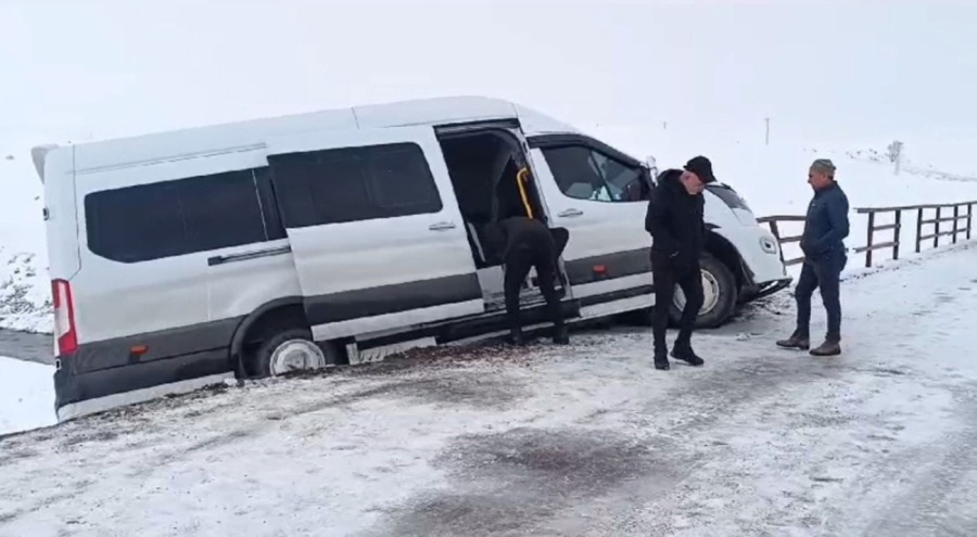 Öğretmenleri taşıyan servis yoldan çıktı: 8 yaralı