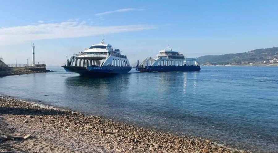Çanakkale'de sürüklenen feribot kurtarıldı