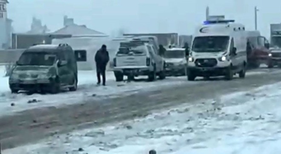 İşçi servisi devrildi: 15 yaralı