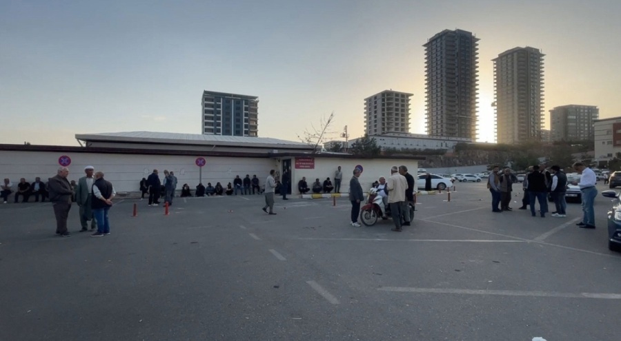 İşçilerin üzerine devrilen elektrik direği can aldı!