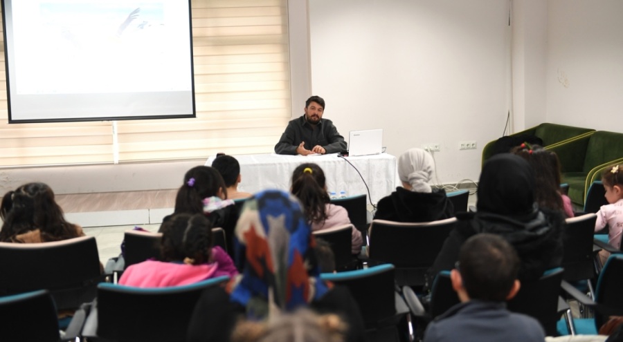 Bursalı doğa fotoğrafçısı Alper Tüydeş, Osmangazili çocuklara doğayı anlattı