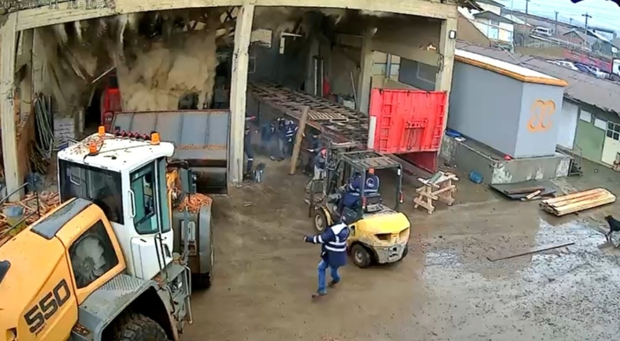 Tokat'ta fabrikanın çatısının çökme anı kameraya yansıdı