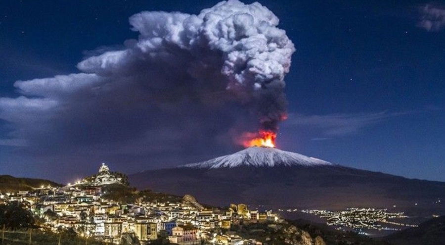 İtalya'da Etna Yanardağı kül ve lav püskürtüyor