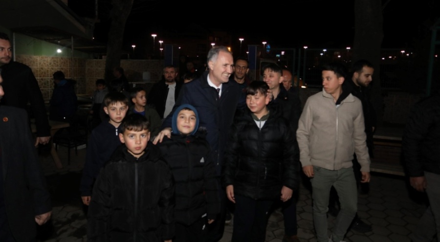 İnegöl Belediyesi'nden 2 camide kandil ikramı