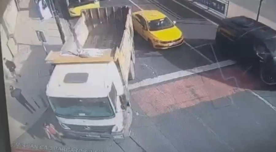 Hafriyat kamyonunun altında kaldı