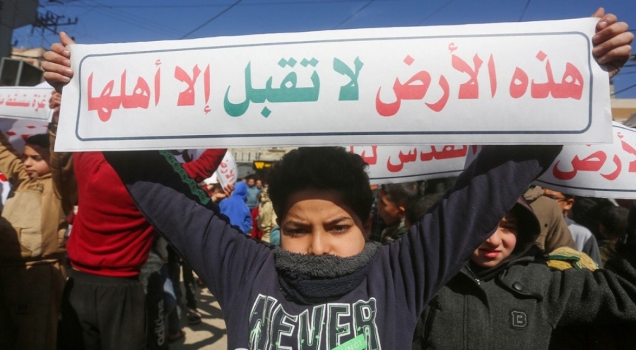 Yüzlerce Filistinli Trump'ın açıklamalarını protesto etti