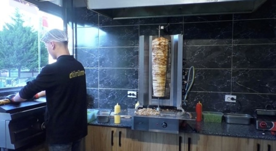 Ruhsat yok, iş yeri yok! Evlerinde yapıp satıyorlar