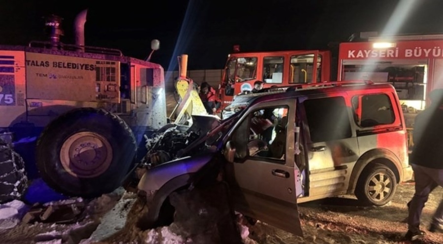 Hafif ticari araç iş makinesi ile çarpıştı: 2 ağır yaralı