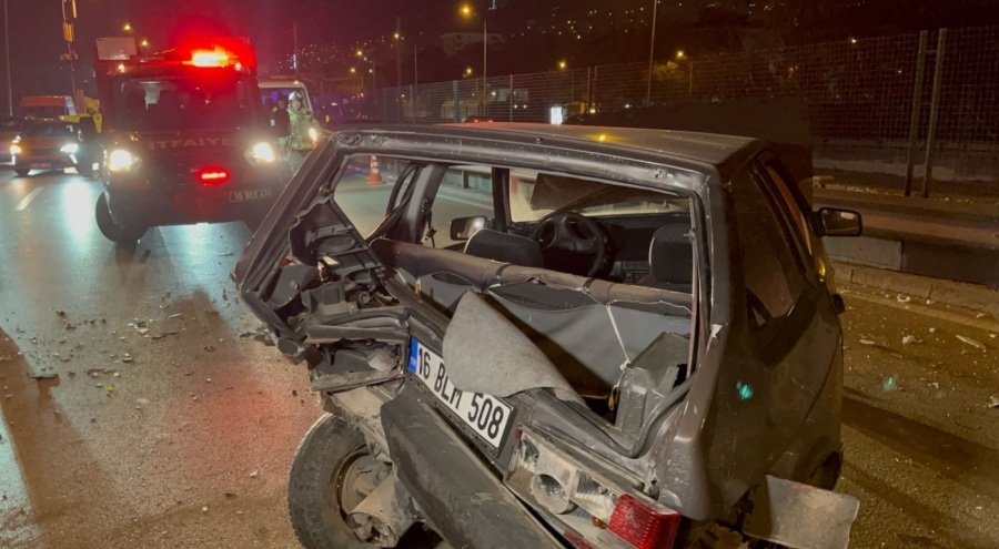 Bursa'da direksiyon hakimiyetini kaybeden araç 3 otomobile çarptı!
