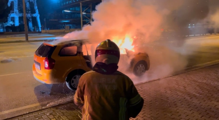 Bursa'da seyir halinde alev alan araç kullanılamaz hale geldi