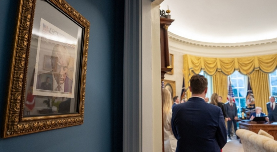 Trump'ın sabıka fotoğrafı Oval Ofis'in girişine asıldı