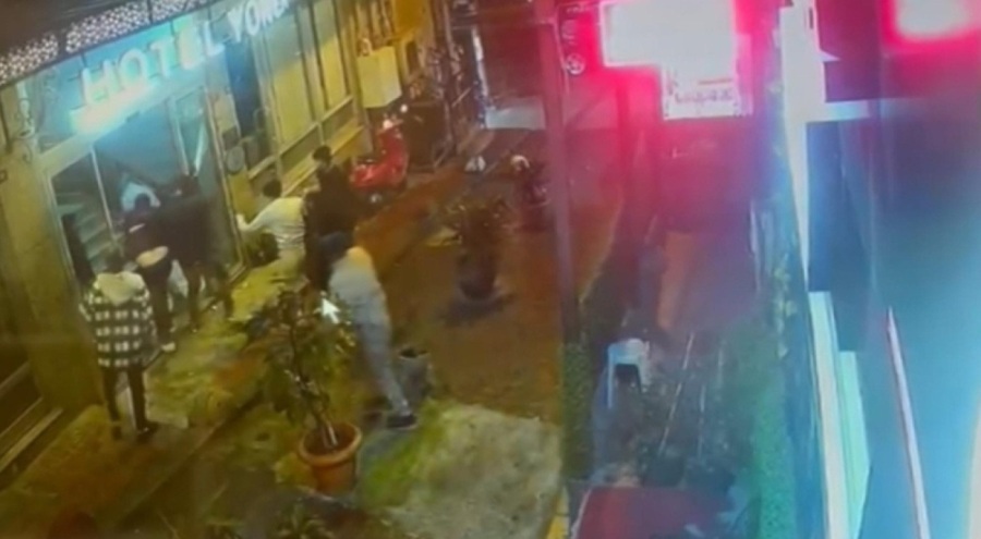 Taksim'de dehşet! Atıldığı oteli 6 kişiyle bastı, ortalık savaş alanına döndü