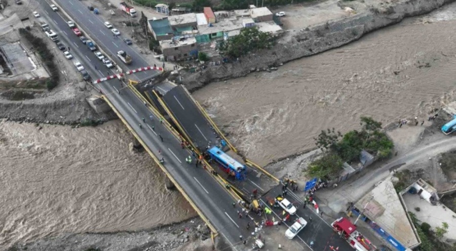 Peru'da köprü çöktü, yolcu otobüsü nehre uçtu