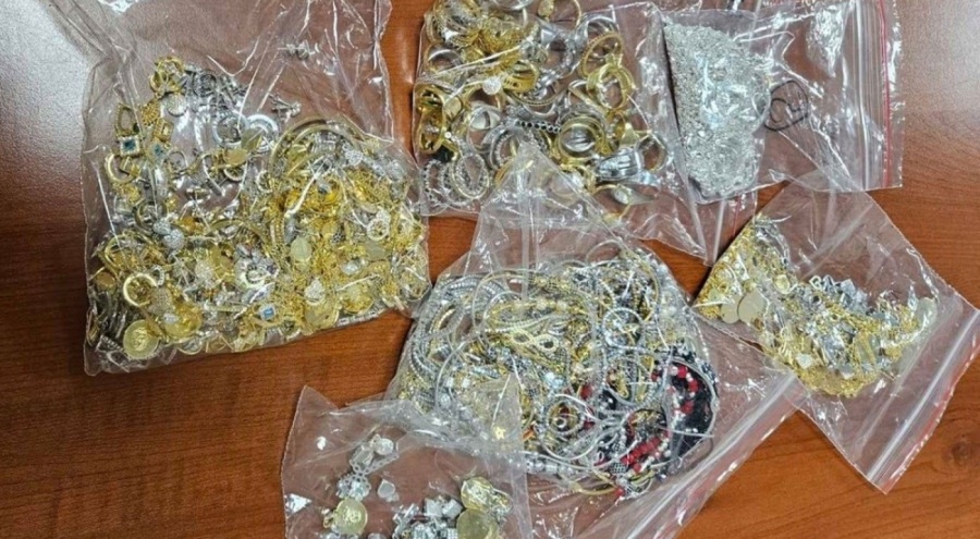 Vücutlarına sakladıkları altın ve gümüş ile sınırdan geçmeye çalıştılar