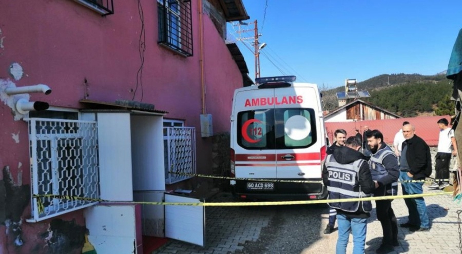 17 yaşındaki oğlunu keserle öldürdü