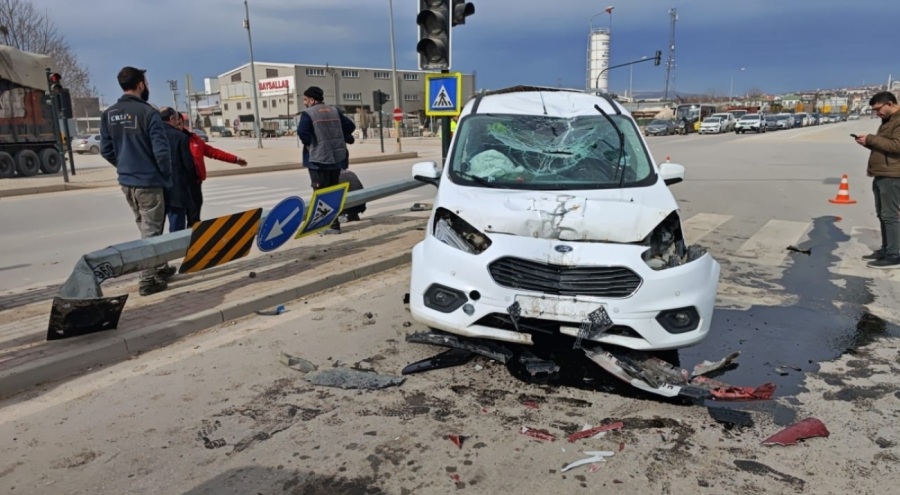 Bursa'da hafit ticari araçla otomobil çarpıştı!