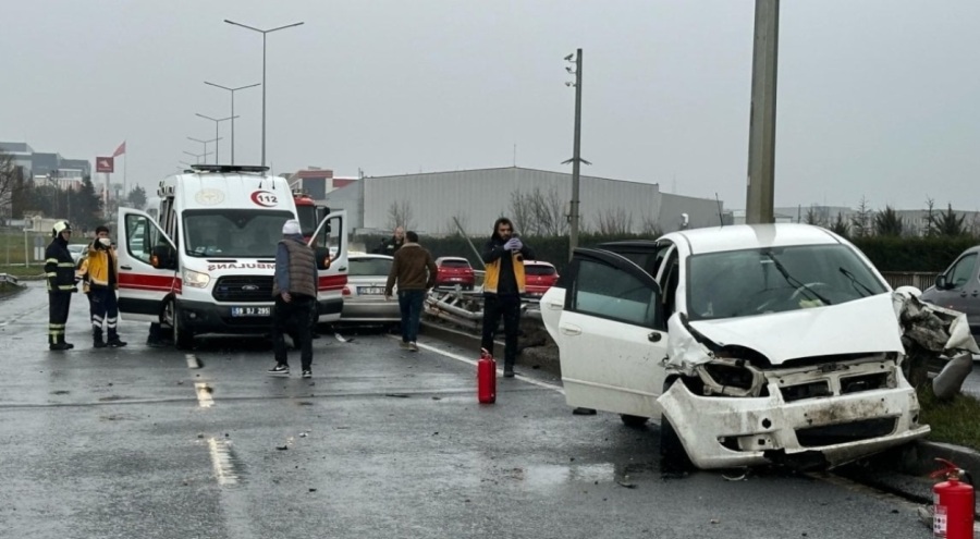 İki otomobil çarpıştı, 6 kişi yaralandı