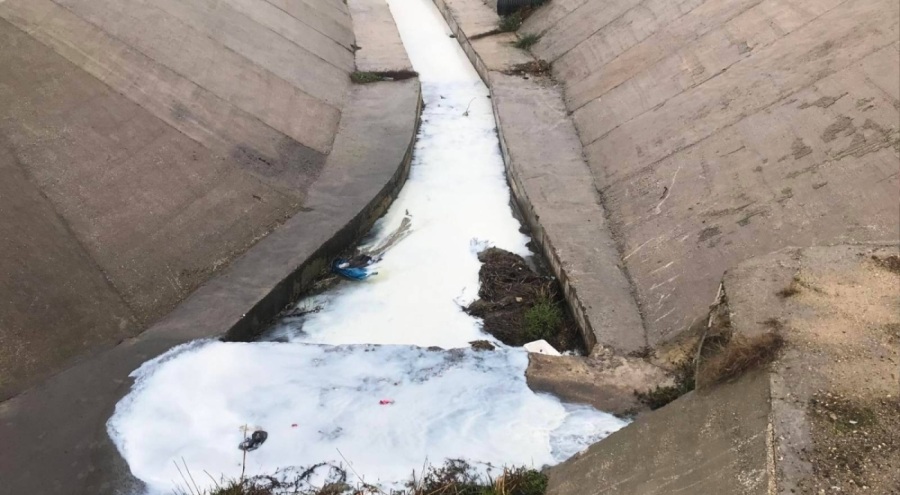 Tekirdağ'da atıkların karıştığı derenin rengi değişti