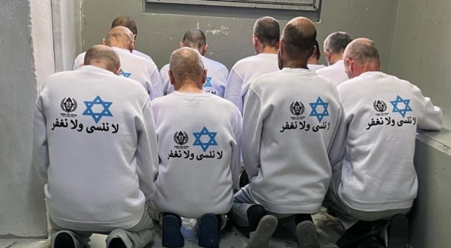 Filistinli mahkumlara tişört işkencesi!