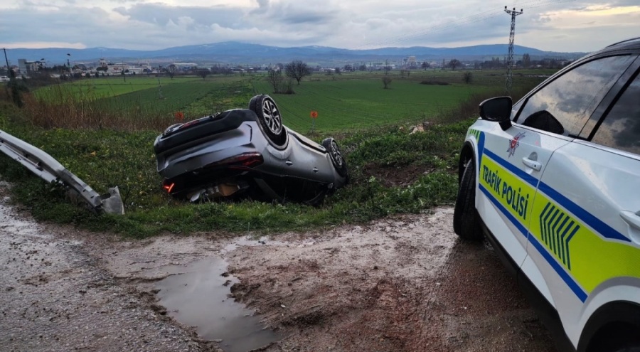 Bursa'da yanlış girdiği yolda otomobiliyle takla attı!