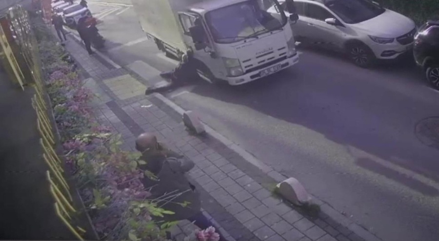 İETT şoförü, dikiz aynasına tutunduğu kamyonetin altında ezildi