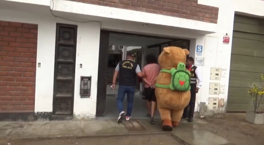 Uyuşturucu satıcısını kapibara kostümü giyerek yakaladılar