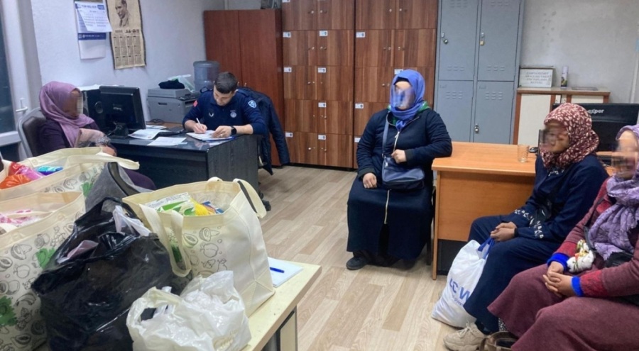 Gemlik'te zabıtalar dilencileri denetledi
