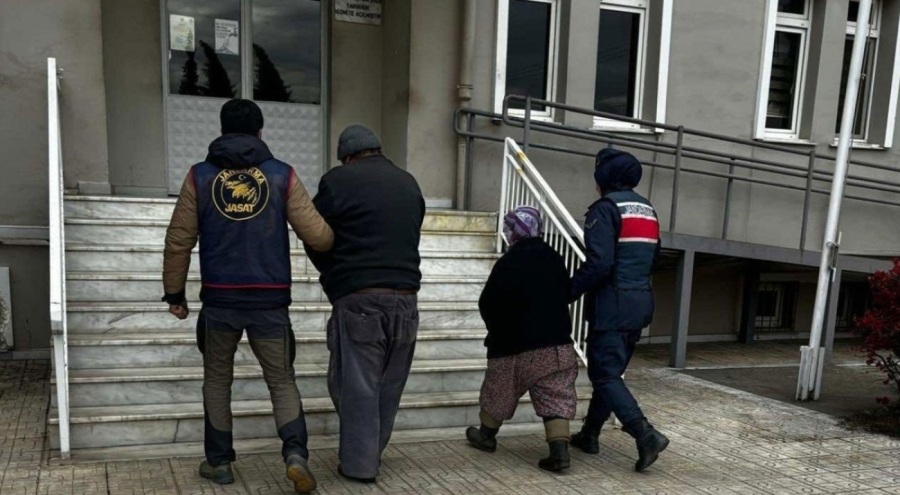 Yevmiyeli çalıştıkları çilek bahçesinde yakalandılar