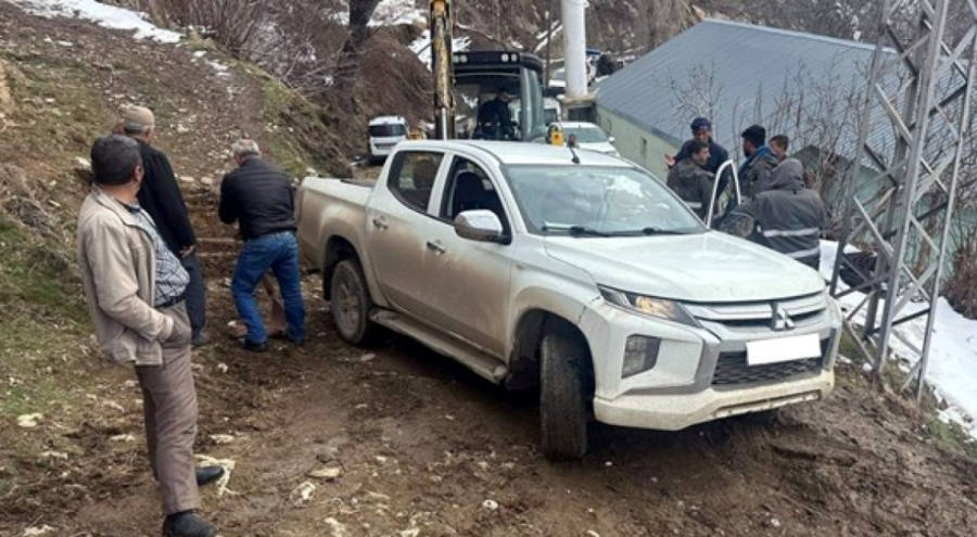 Şarampole yuvarlanan araç kurtarıldı