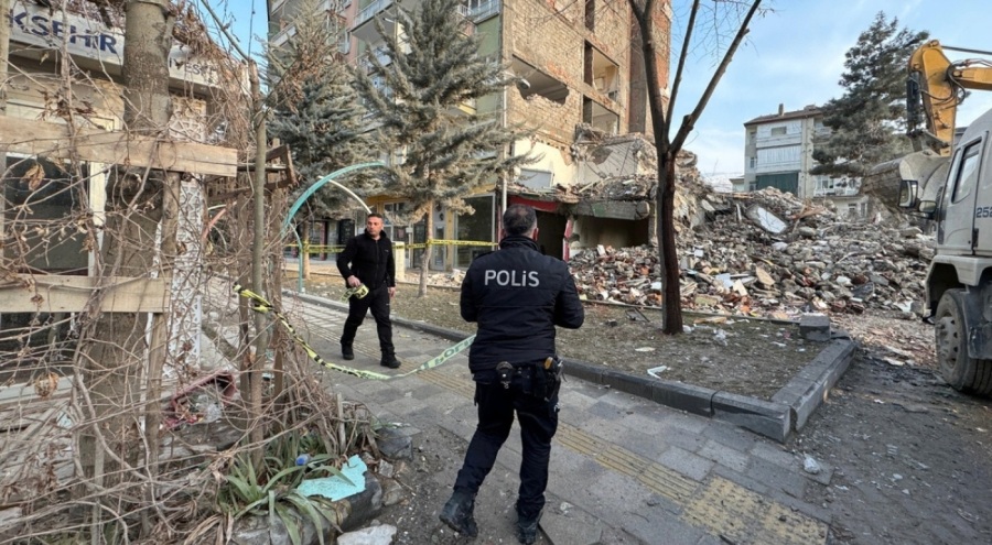 Malatya'da ağır hasarlı bina yıkılırken zarar gören yandaki bina tahliye edildi