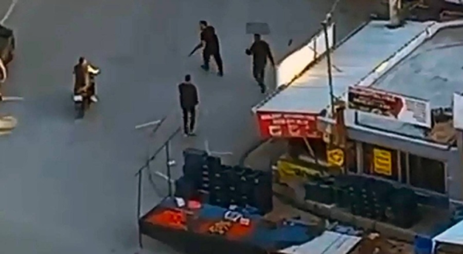 Husumetlisi ile eşi ve kızını tüfekle vurdu!