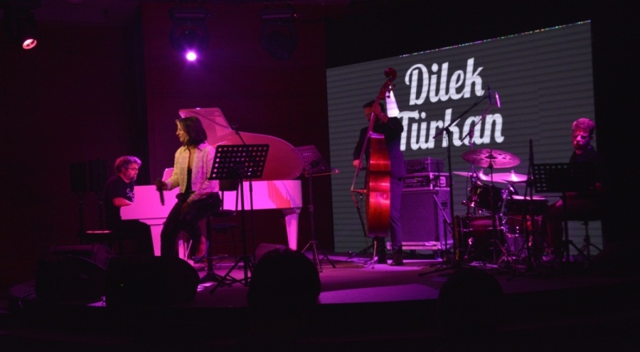 Dilek Türkan ve Tuluğ Tırpan "Caz Pazarı" temasıyla Bursa'da konser verdi