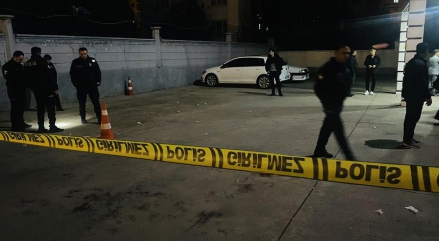 Düğün salonu önünde bıçaklı ve silahlı kavga: Yaralılar var...