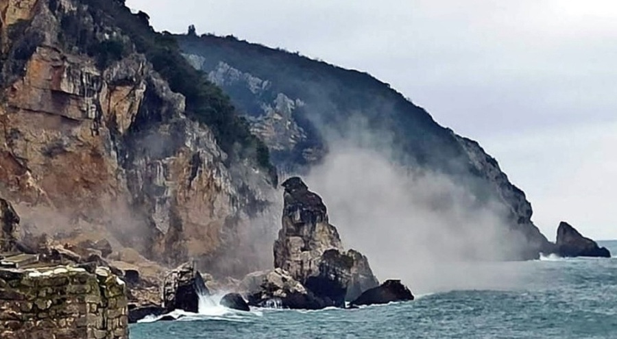Amasra'da sağanak sonrası heyelan!