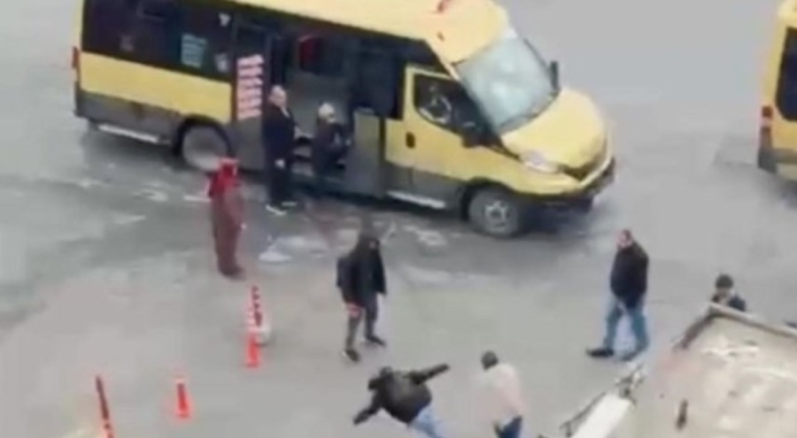 Minibüs şoföründen yolcuya ücret dayağı