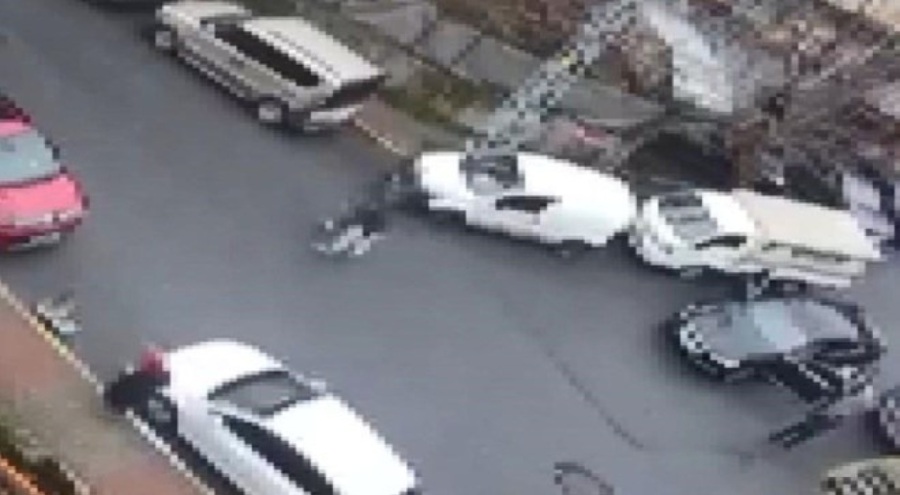 Yaşlı adama sokak ortasında yumruklu saldırı