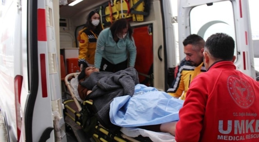 Ailesi cep telefonunu alınca dehşet saçtı! Annesi ve ağabeyini bıçakladı