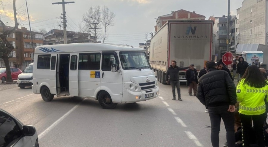 Bursa'da motosikletteki çift minibüsle çarpıştı!