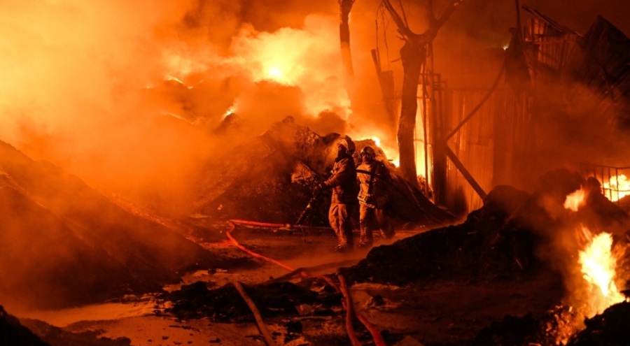 Plastik geri dönüşüm tesisinde büyük yangın