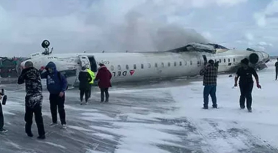Yolcu uçağı iniş sırasında kaza yaptı, 8 kişi yaralandı