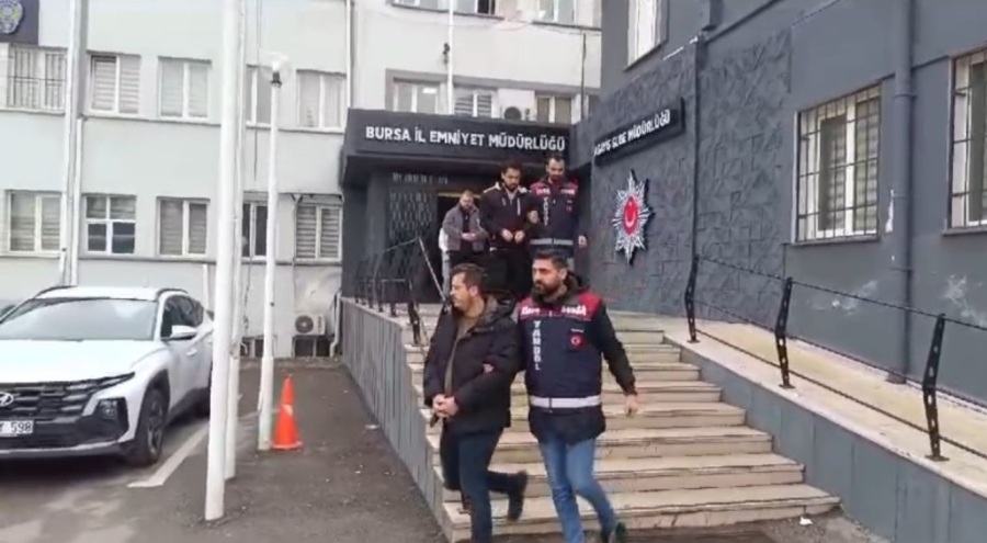 Bursa'da kendilerini banka çalışanı olarak tanıtıp, 2.5 milyon lira dolandırdılar