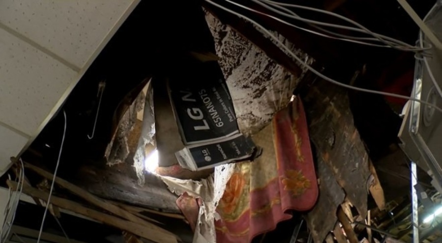 Tehlikeli yıkım: Binadan kopan parçalar mağazanın tavanını deldi