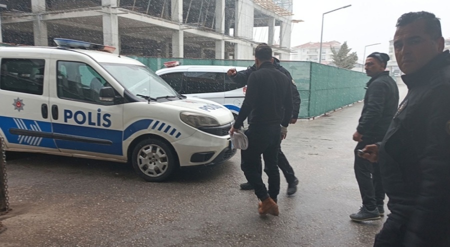 Uzaklaştırma kararı olan eniştesini bıçakladı!