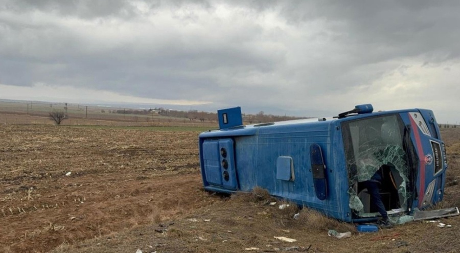 Cezaevi aracı devrildi: Çok sayıda yaralı var