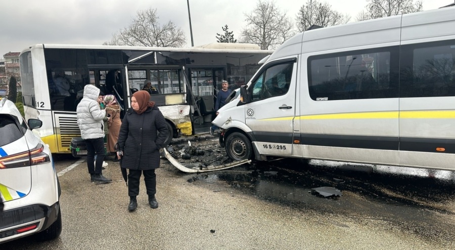 Bursa'da feci kaza! Okul servisi otobüsle çarpıştı:  9 yaralı