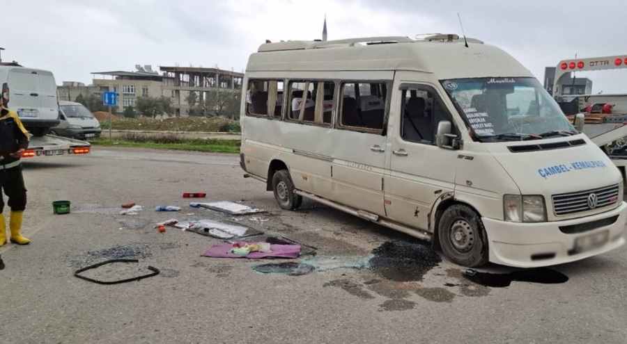 Yolcu minibüsü, hafif ticari araç ile çarpıştı: Çok sayıda yaralı var