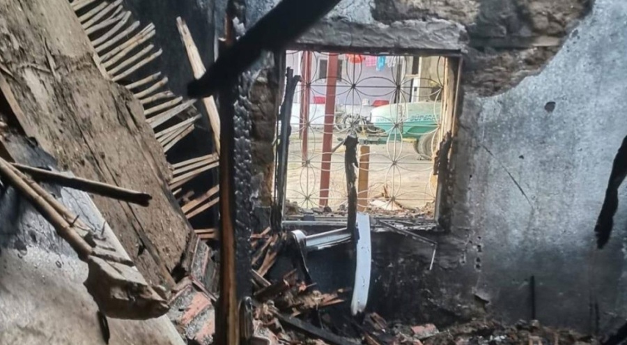 Yangında bir ev kullanılamaz hale geldi