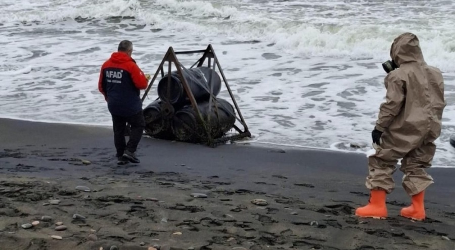 Sahile vuran 7 varil incelemeye alındı: Birinde kimyasal madde tespit edildi