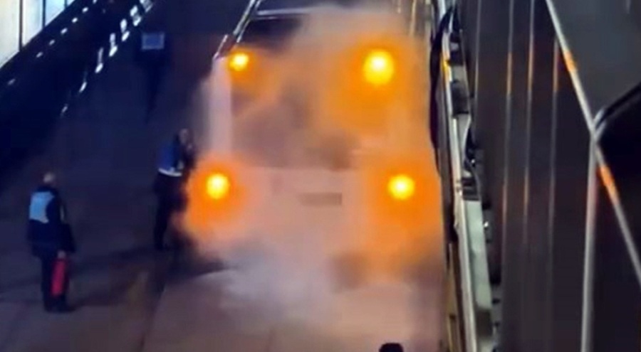 Metrobüsün motorunda çıkan yangın korkuttu